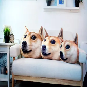 Tres realistas cojines de peluche Doge Shiba Inu dispuestos en un cómodo sofá blanco