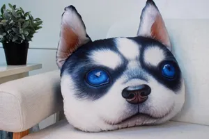 Detalle de un cojín decorativo de felpa con forma realista de cabeza de perro husky