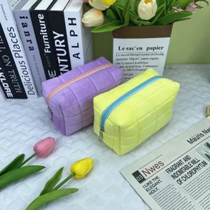 Nahaufnahme von lila und gelben gesteppten Plüschtüten für Schreibwaren und Make-up