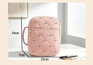 Vista detallada de la bolsa rosa acolchada con lazos y dimensiones de 29x23x7cm.