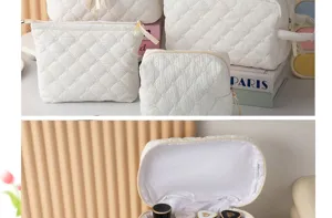 Primer plano de una bolsa de cosméticos blanca acolchada que muestra el interior