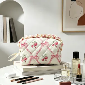 Elegante florale gesteppte Kosmetiktasche mit rosa Schleifenmuster und Rüschendetail