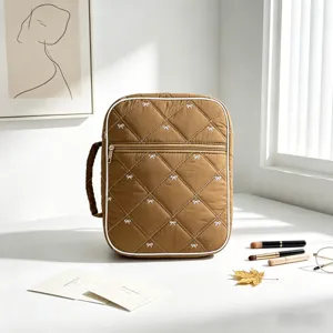 Vista detallada de la bolsa de almacenamiento acolchada marrón con lazos