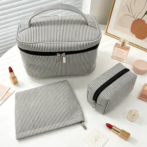 Ensemble de trois trousses de maquillage à rayures noires et blanches avec cosmétiques