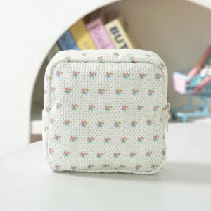 Vista di dettaglio della borsetta in velluto a coste floreale, borsa cosmetica portatile.