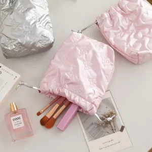 Vista detallada de la bolsa de maquillaje de PU impermeable rosa brillante con mariposas