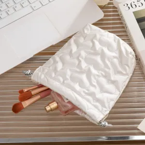 Vista detallada del neceser de maquillaje de PU blanco acolchado con corazones