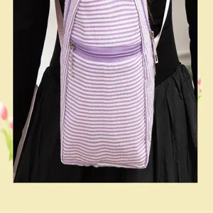 Detalle que muestra la vista posterior de una mini mochila de seersucker a rayas lilas