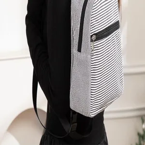 Primer plano de mochila de seersucker a rayas blancas y negras con textura de tela única