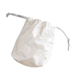 Bolsa con cordón de PU blanco brillante con elegante diseño de mariposa para cosméticos.