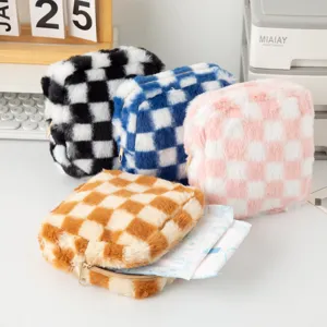 Set di borse in peluche a scacchi per cosmetici e assorbenti igienici da donna