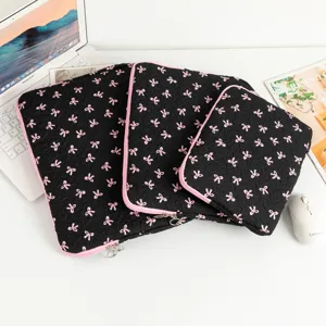 Set aus drei schwarzen Laptophüllen mit rosa Schleifenmuster für Tablets und Laptops.