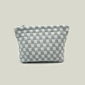 Detail van een grote gebreide cosmetische tas met blauw en wit dambordpatroon