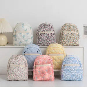 Colección de mini mochilas acolchadas con flores y cuadros y detalles bordados de mariposa