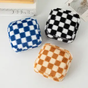 Selezione di borse per il trucco in peluche a scacchi blu, nere e marroni con motivi