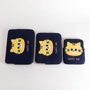 Drie maten navy laptophoezen met schattig geel cartoon gelukskat borduurwerk ontwerp