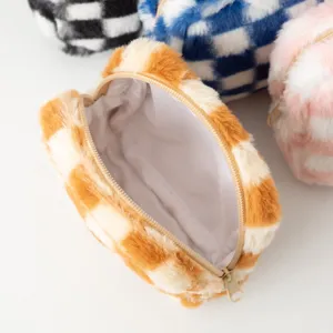 Borsa cosmetica in ecopelliccia a scacchi con dettaglio interno bianco molto capiente
