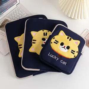 Gedetailleerd overzicht van drie maten blauwe laptoptassen met schattig kattenborduurwerk
