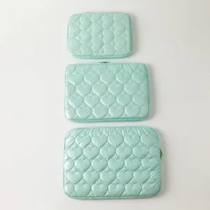 Vista detallada de fundas para portátil con corazones en tres tamaños, color menta