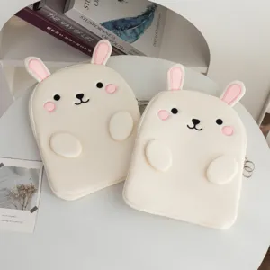 Vista dettagliata della custodia per tablet a coniglio ricamata con texture in peluche.