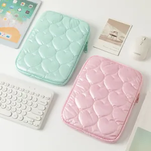 Detalle de las fundas para tablet acolchadas con corazones en verde menta y rosa.