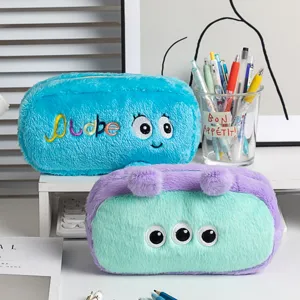 Detailweergave van schattige blauwe en paarse pluche etuis met mooie geborduurde ogen.