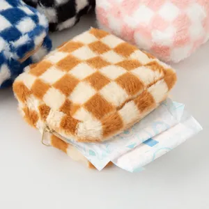 Vista dettagliata di una morbida pochette a scacchi in peluche per assorbenti igienici