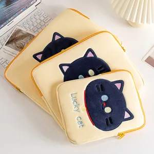 Gedetailleerd overzicht van crème laptoptassen met kattenontwerp in drie maten