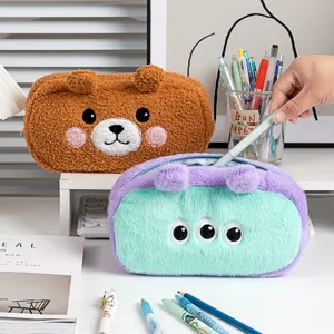 Twee schattige pluche etuis met dierenthema op een bureau met veel schrijfwaren