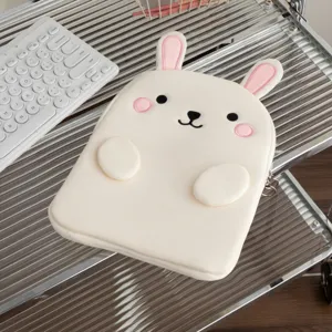 Vista dettagliata di una custodia per laptop in peluche bianca con ricamo a coniglio