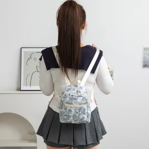 Vista trasera de una mini mochila de flores combinada con uniforme escolar