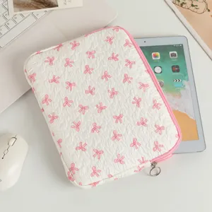Gesteppte weiße iPad-Hülle mit niedlichen rosa Schleifenmustern und Reißverschluss