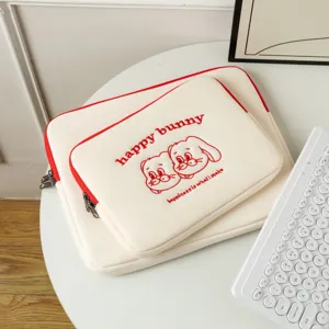 Vue détaillée de la pochette pour ordinateur et iPad avec broderie de Happy Bunny