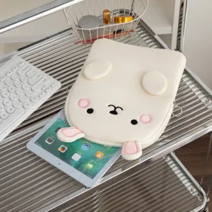 Primo piano della simpatica custodia per tablet a forma di coniglio su una scrivania