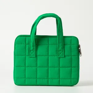 Dettaglio della custodia per laptop trapuntata verde vibrante con manici morbidi
