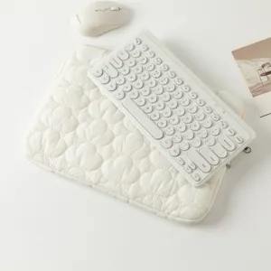 Primo piano dettagliato del ricamo a nuvola trapuntata di questa custodia per tablet
