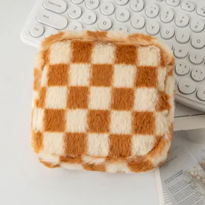 Vista ravvicinata di un beauty case in peluche con motivo a scacchi marroni e bianchi.