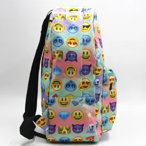 Vista detallada del vibrante patrón de emojis en esta mochila con degradado de colores