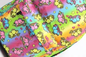 Vista macro detallada del colorido estampado de unicornio arcoíris en mochila