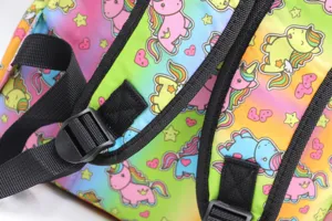 Detalle de los tirantes de la mochila unicornio arcoíris con costura e impresión