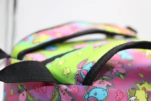Primer plano macro de la tela con estampado de unicornio en una mochila escolar duradera