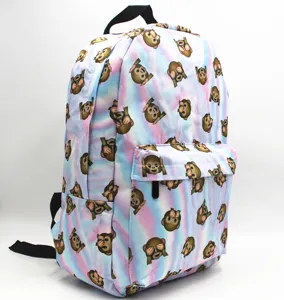 Vista detallada de la mochila tie-dye con estampado de emoji de mono y bolsillo frontal