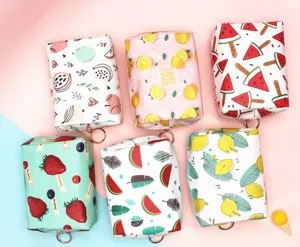 Set de neceseres impermeables con estampados de frutas y tiradores de cremallera metálicos.