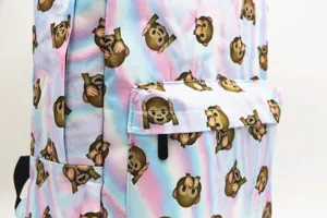 Primer plano de mochila tie-dye con detalles de estampado de emojis de mono por todo