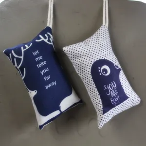 Detalle de dos bolsas de carbón para coche con motivos de ciervo y texto inspirador