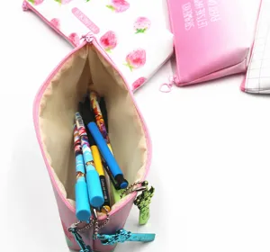 Nahaufnahme des Innenraums eines rosa Erdbeer-Federpennals aus PU-Leder mit Stiften darin.