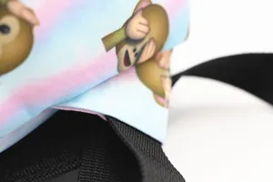 Primer plano de la tela de lona y el estampado de emoji de mono en un detalle de mochila 3D