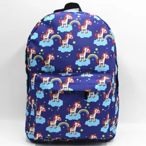 Detalle de mochila azul con coloridos estampados de unicornios y arcoíris