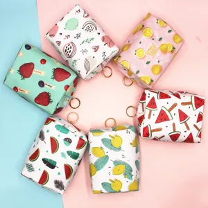 Vista detallada de seis bolsas de maquillaje impermeables con motivos de frutas en círculo.