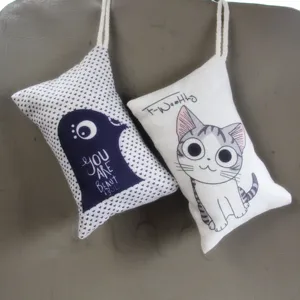 Dos bolsas de carbón activado colgantes con dibujos de gato y pájaro para el coche
